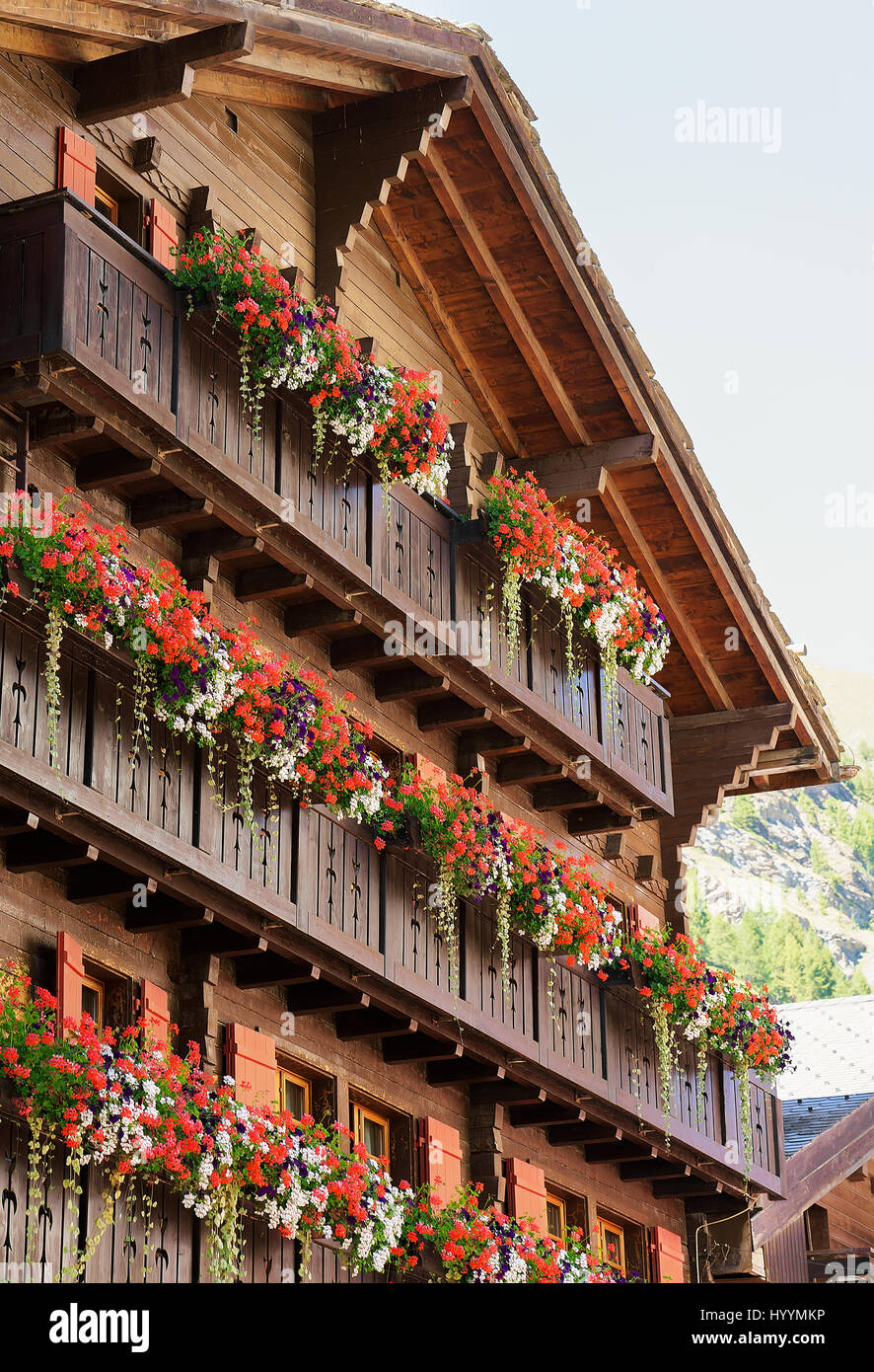 Traditionelle Schweizer Chalet mit Blumen auf dem Balkon bei Zermatt Dorf  der Schweiz im Sommer Stockfotografie - Alamy