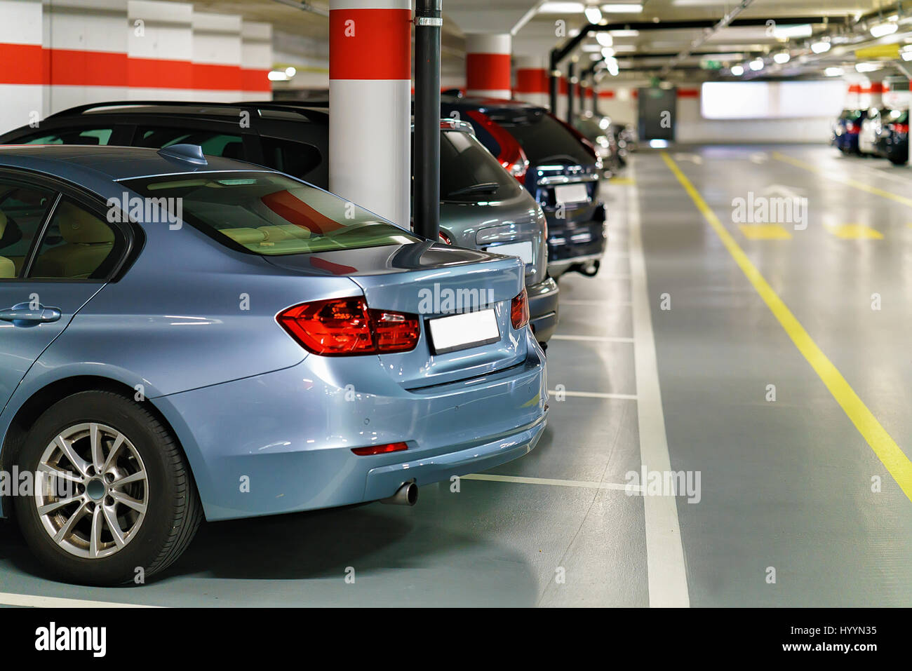 Unterirdische Garage Mit Autos Am Bahnhof Zermatt Stockfotografie Alamy