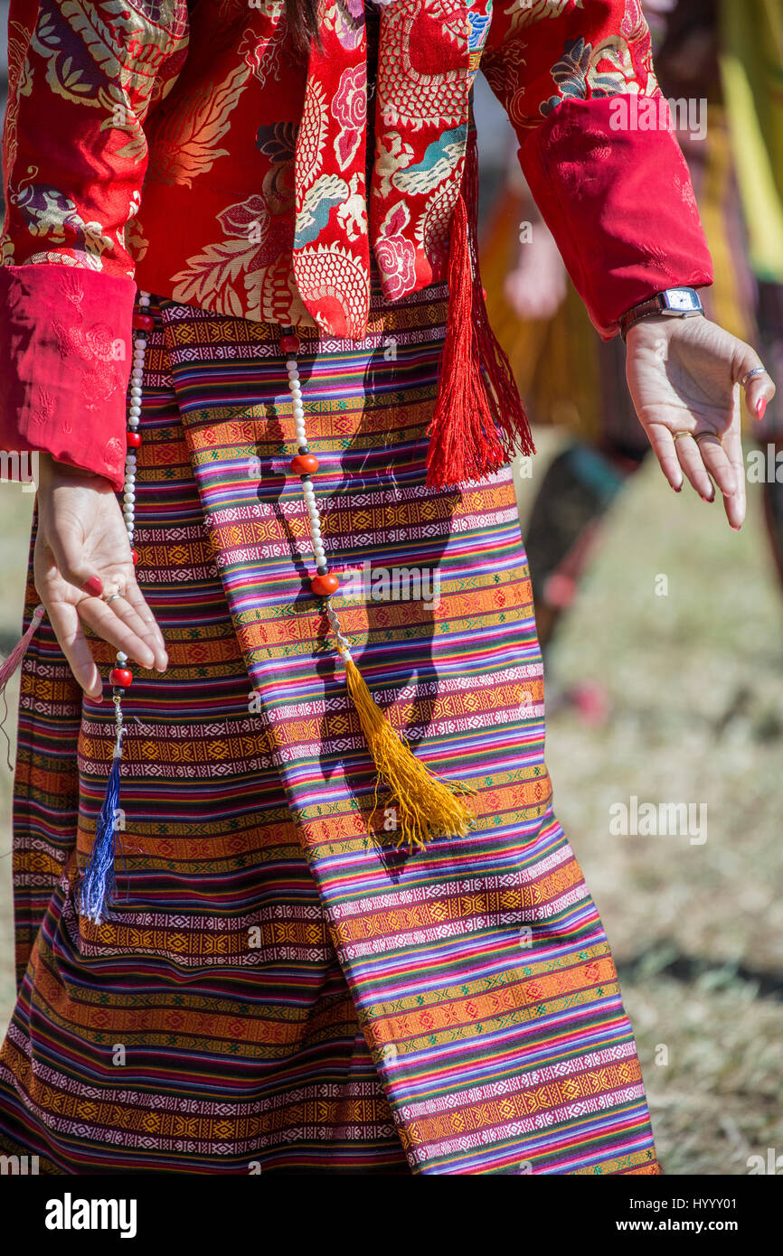 Traditionelle Kira bei einem Tsechu Tanz (Bhutan) Stockfoto
