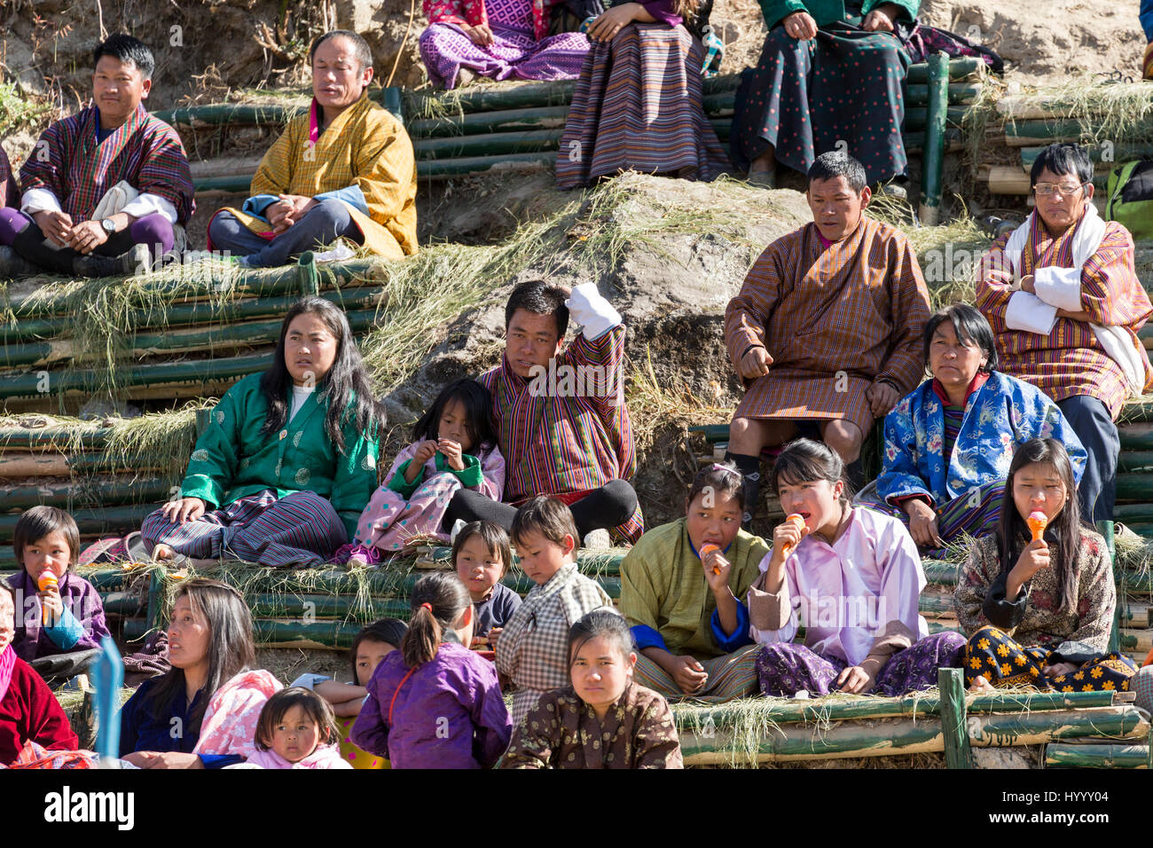 Bhutan Menschen beobachten Tsechu in ihren traditionellen Kira und Gho Stockfoto
