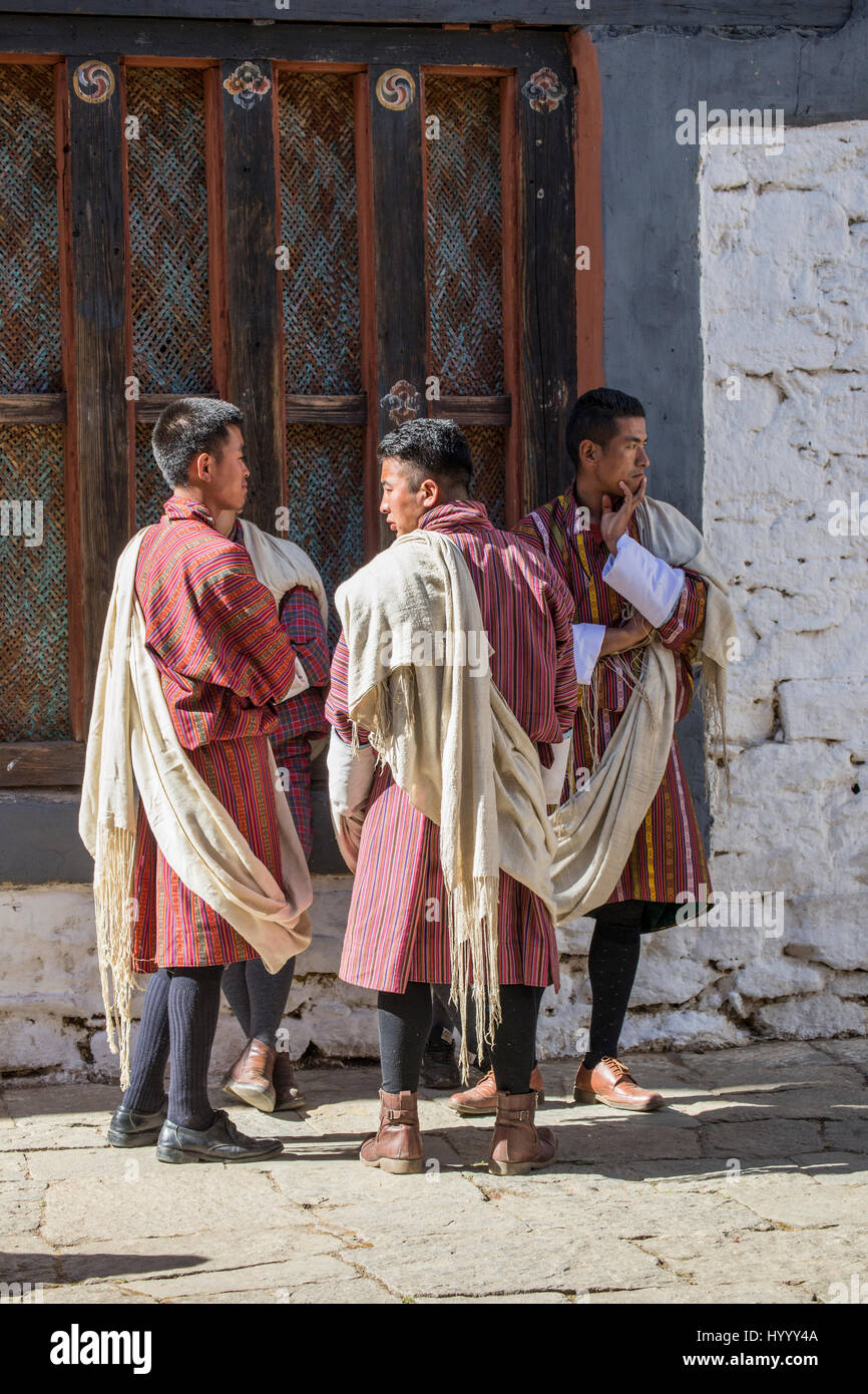 Männer tragen das traditionelle Gewand der Gho bei Trongsa Tsechu (Bhutan) Stockfoto