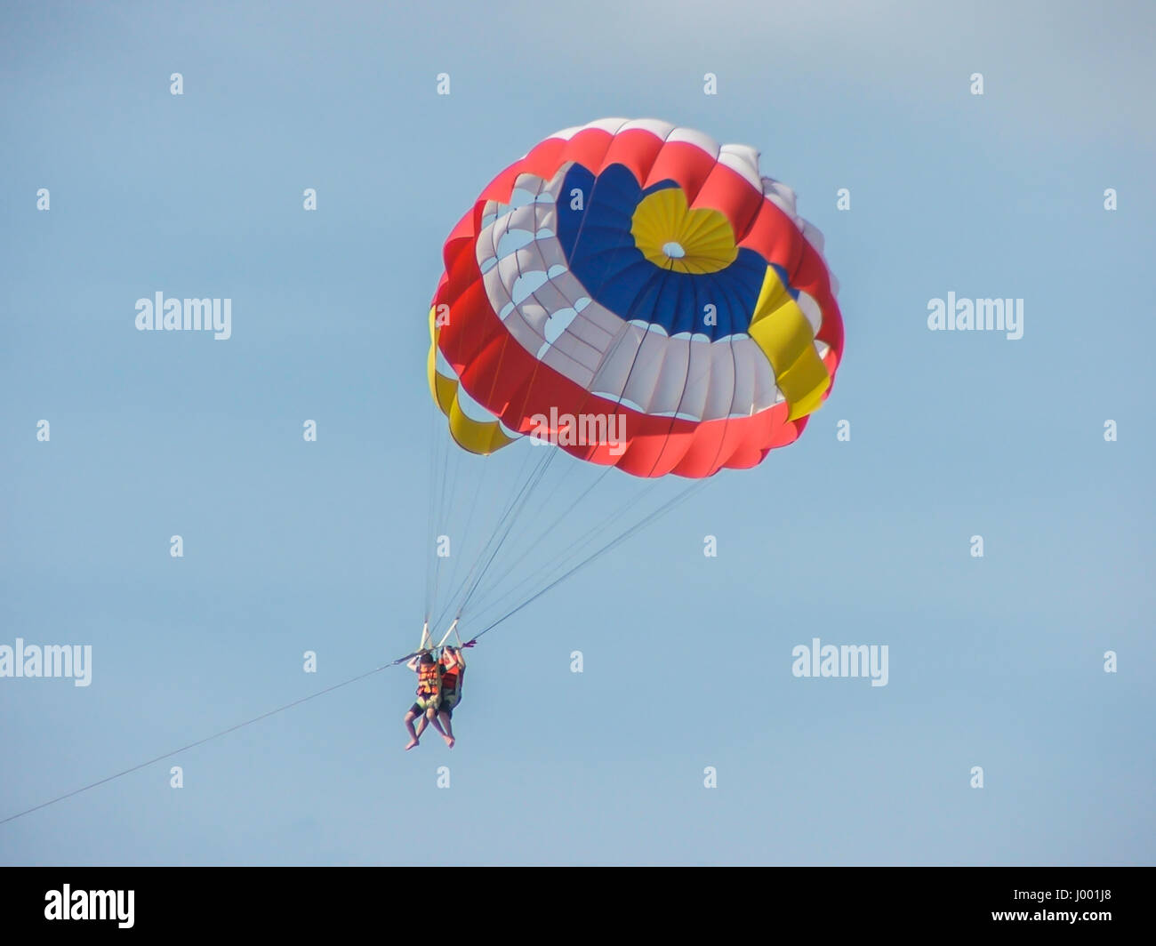 Parasailing hinter einem Boot mit einem Abschleppseil ist eine lustige und einzigartige Aktivität für die Teilnehmer Stockfoto