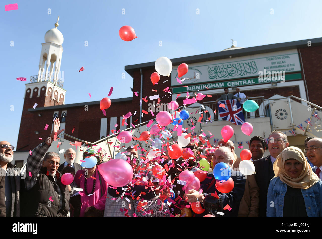Als Reaktion auf den Protest der English Defense League (EDL), der heute in der Stadt stattfindet, werden Ballons während einer „Best of British“-Teeparty für die Öffentlichkeit in der Birmingham Central Mosque veröffentlicht. Stockfoto