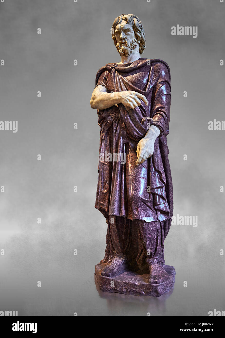 Statue eines Gefangenen Barbaren - 2. Jh. n. Chr. Römische Skulptur in Porphyr aus. Inv-Nr. Herr 331 oder Ma 1385, Louvre-Museum, Paris. Stockfoto