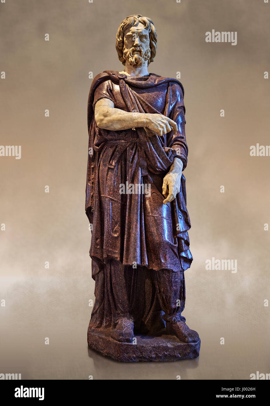 Statue eines Gefangenen Barbaren - 2. Jh. n. Chr. Römische Skulptur in Porphyr aus. Inv-Nr. Herr 331 oder Ma 1385, Louvre-Museum, Paris. Stockfoto