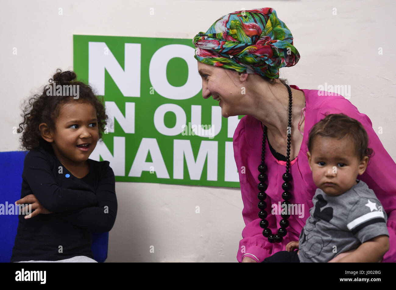 Eine Frau spielt mit ihren Kindern während einer „Best of British“-Teeparty für die Öffentlichkeit in der Birmingham Central Mosque als Reaktion auf den Protest der englischen Verteidigungsliga (EDL), der heute in der Stadt stattfindet. Stockfoto