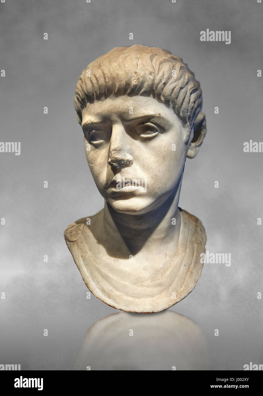 Römische Büste eines jungen Mannes mit Frisur aus der Regierungszeit von Nero, 54-68 n. Chr.. Römische Nationalmuseum, Rom, Italien Stockfoto