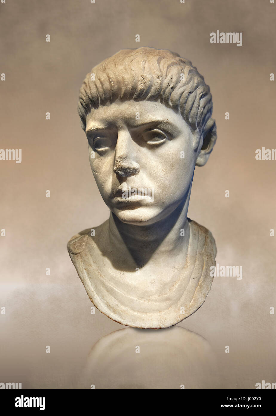 Römische Büste eines jungen Mannes mit Frisur aus der Regierungszeit von Nero, 54-68 n. Chr.. Römische Nationalmuseum, Rom, Italien Stockfoto