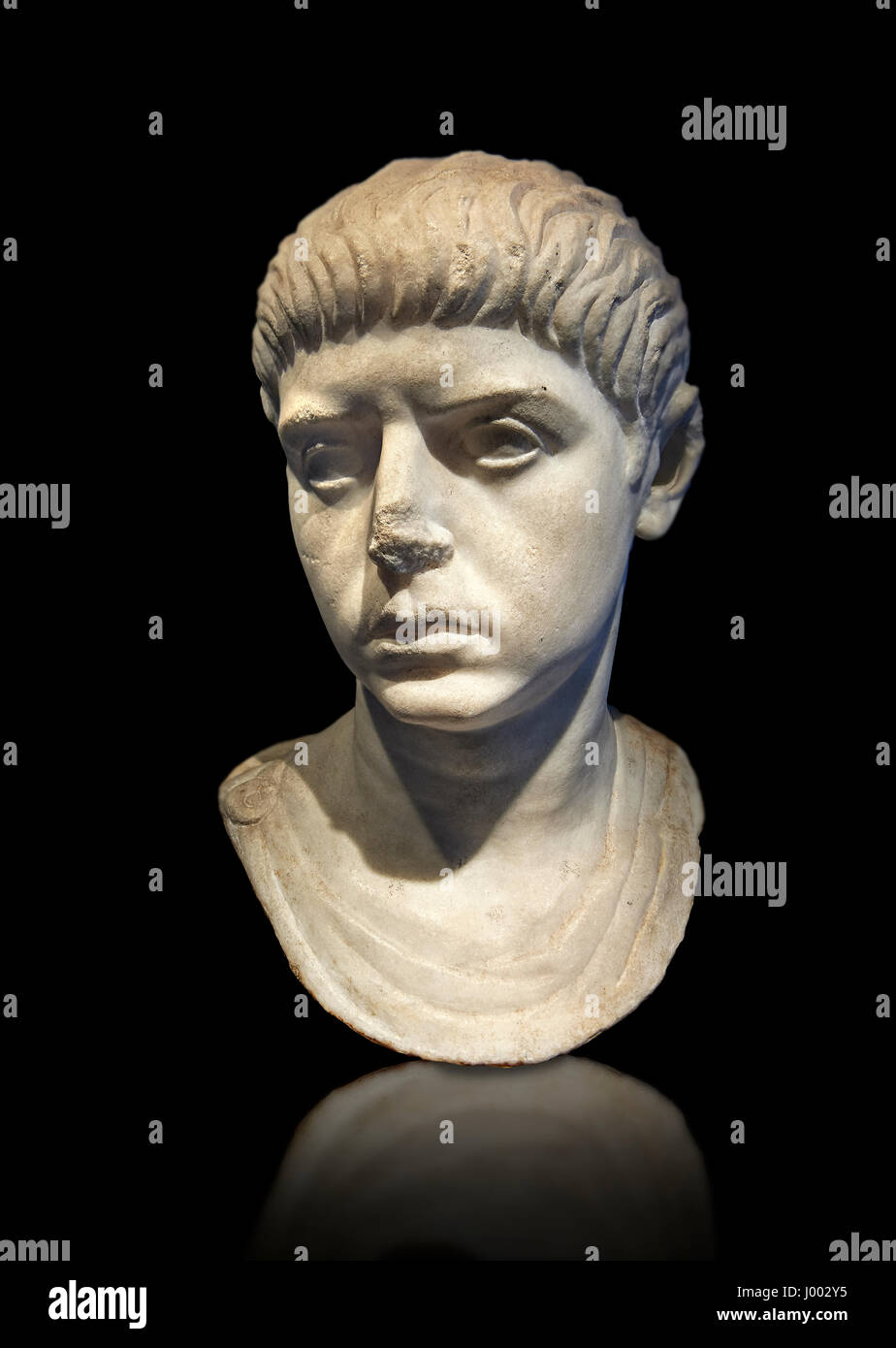 Römische Büste eines jungen Mannes mit Frisur aus der Regierungszeit von Nero, 54-68 n. Chr.. Römische Nationalmuseum, Rom, Italien Stockfoto