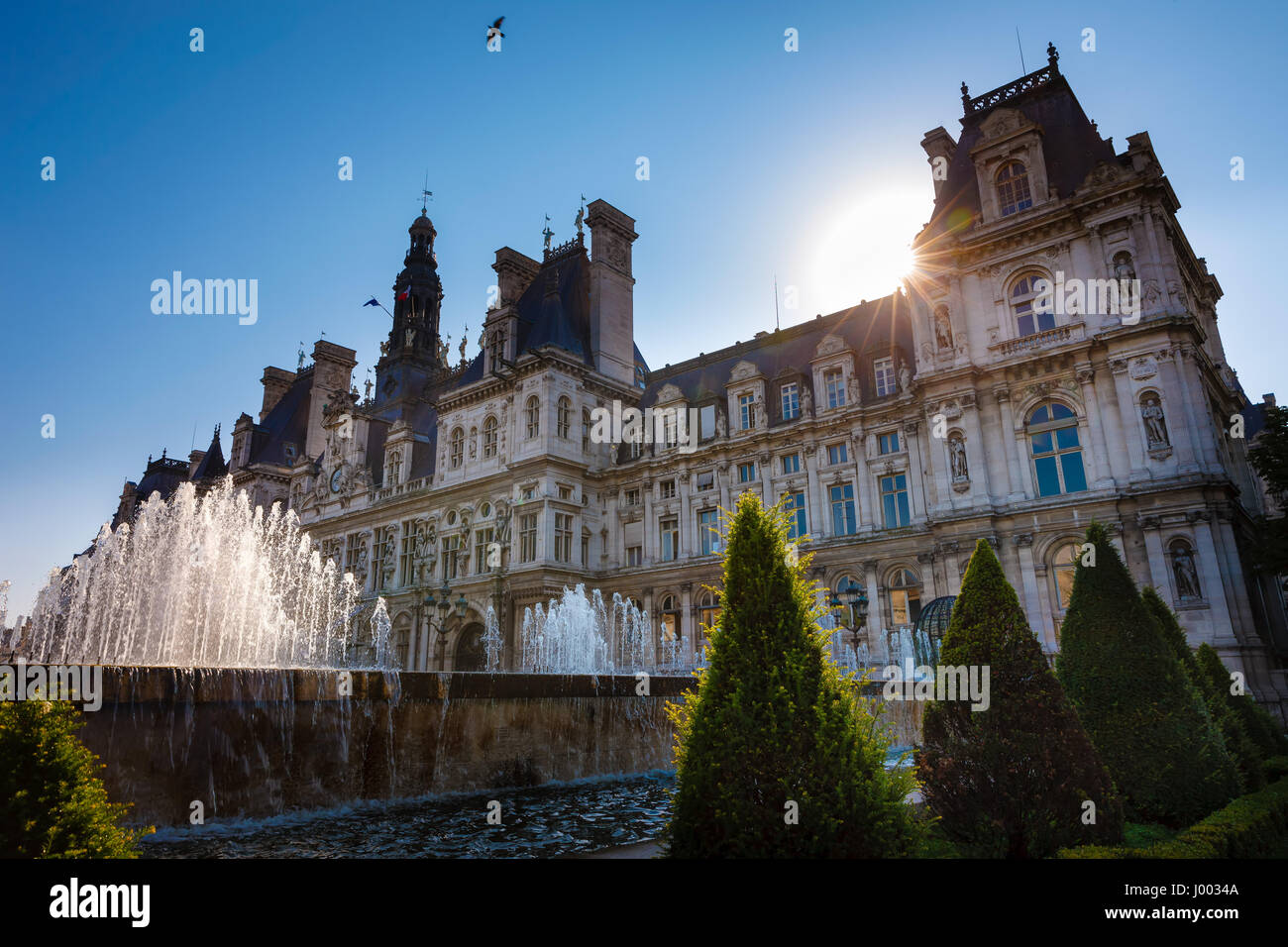 Rathaus von Paris (Hotel de Ville) und Brunnen, Sommermorgen. Frankreich Stockfoto