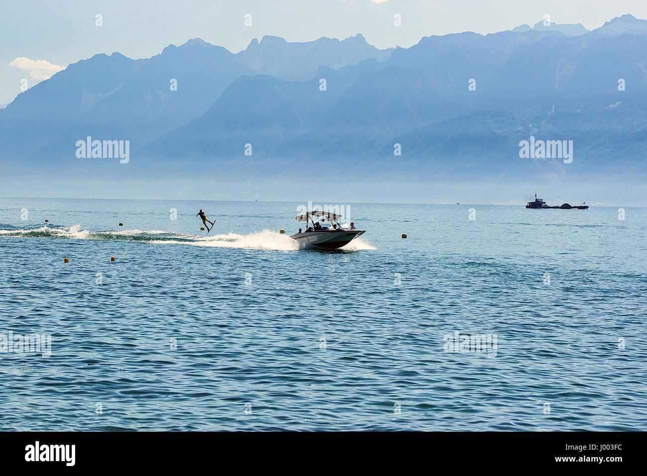 Motor Boot und Man Wakeboarden am Genfer See in Lausanne, Schweiz  Stockfotografie - Alamy