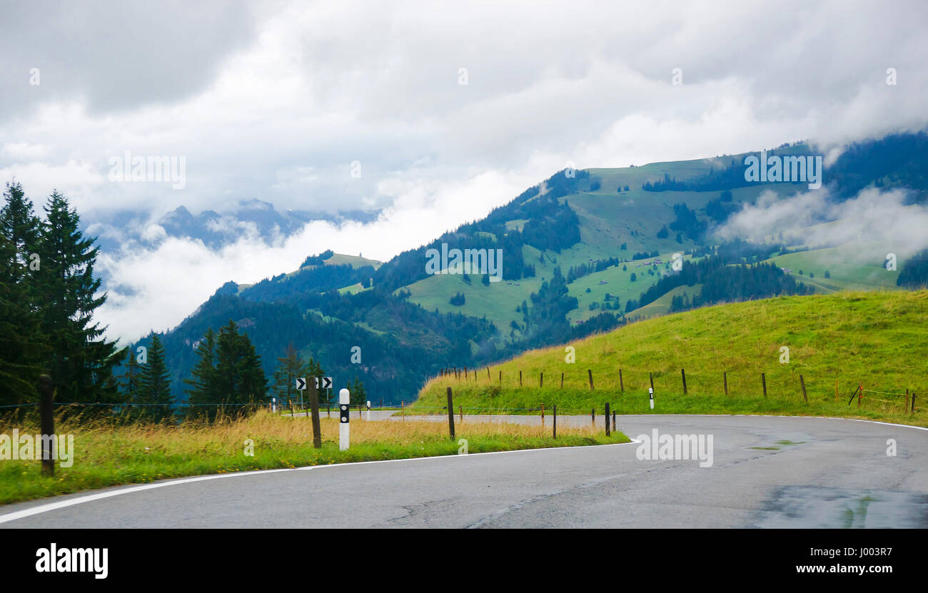 Fahrbahn im Dorf Boltigen mit Schweizer Alpen bei Jaun Pass Freiburg Kanton der Schweiz. Stockfoto