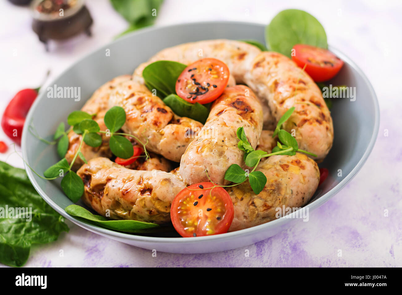 Diätetische Würstchen aus Putenfilet und Pilzen. Stockfoto