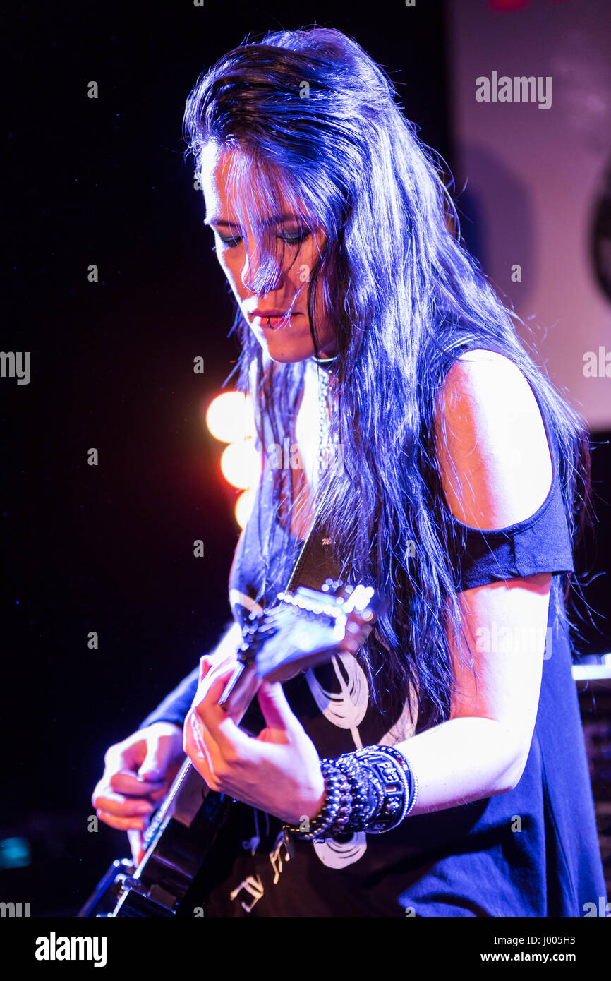 Frankfurt/Main, Deutschland. 5. April 2017. Jen Majura spielt Gitarrist von American Gothic Metal Band Evanescence in Musikmesses Gitarre Camp Stadium. Die Musikmesse Frankfurt ist die internationale Fachmesse für Musikinstrumente, Noten, Musikproduktion und Marketing. Bildnachweis: Christian Lademann Stockfoto