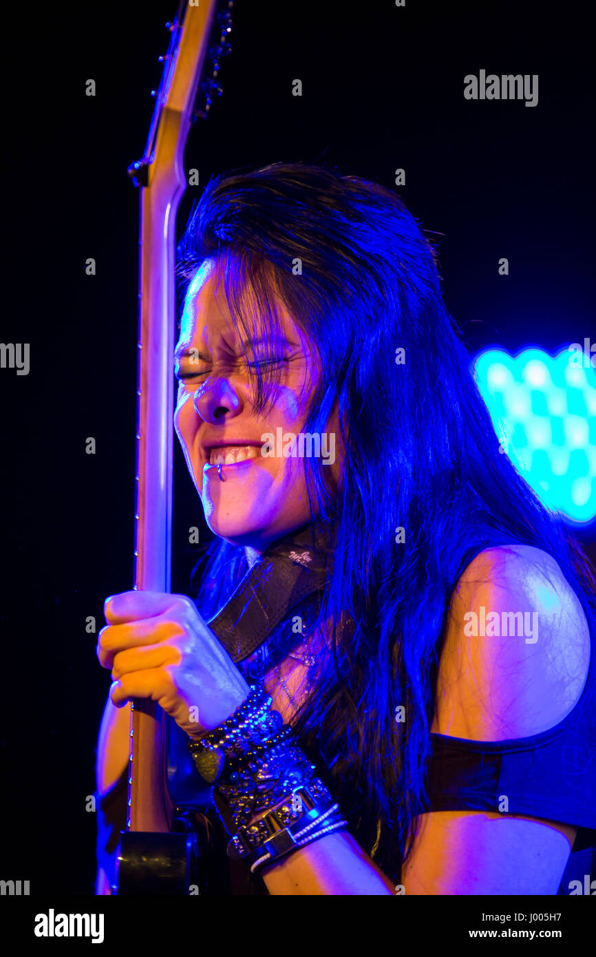 Frankfurt/Main, Deutschland. 5. April 2017. Jen Majura spielt Gitarrist von American Gothic Metal Band Evanescence in Musikmesses Gitarre Camp Stadium. Die Musikmesse Frankfurt ist die internationale Fachmesse für Musikinstrumente, Noten, Musikproduktion und Marketing. Bildnachweis: Christian Lademann Stockfoto