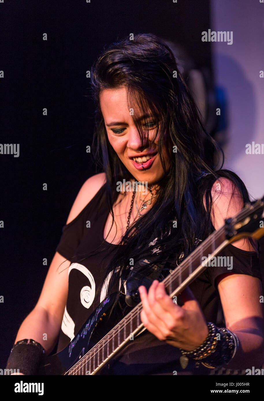 Frankfurt/Main, Deutschland. 5. April 2017. Jen Majura spielt Gitarrist von American Gothic Metal Band Evanescence in Musikmesses Gitarre Camp Stadium. Die Musikmesse Frankfurt ist die internationale Fachmesse für Musikinstrumente, Noten, Musikproduktion und Marketing. Bildnachweis: Christian Lademann Stockfoto