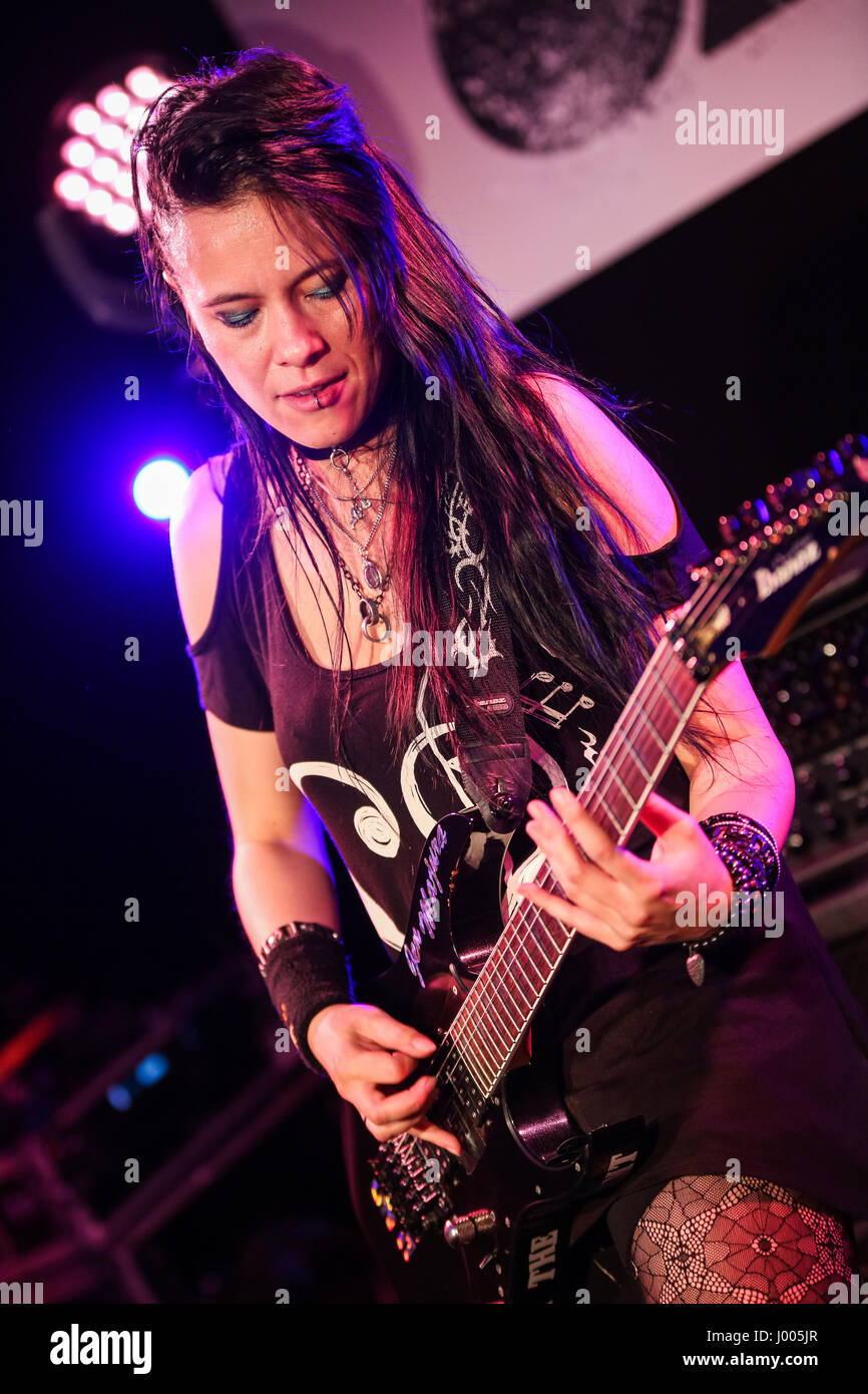 Frankfurt/Main, Deutschland. 5. April 2017. Jen Majura spielt Gitarrist von American Gothic Metal Band Evanescence in Musikmesses Gitarre Camp Stadium. Die Musikmesse Frankfurt ist die internationale Fachmesse für Musikinstrumente, Noten, Musikproduktion und Marketing. Bildnachweis: Christian Lademann Stockfoto