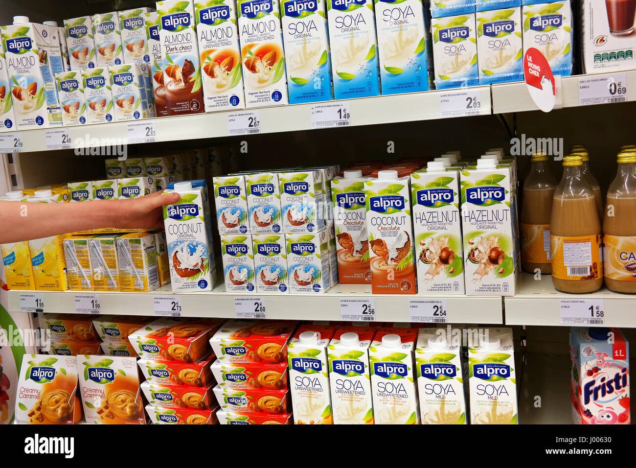 Regale mit laktosefreie Milch-Ersatz in einem Supermarkt Stockfoto