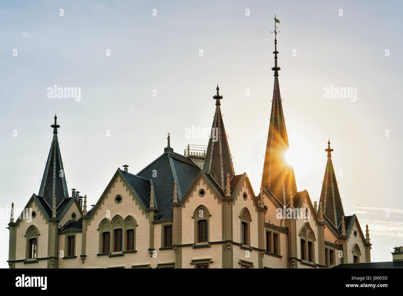 Gebäude mit Türmen in Vevey mit Strahlen der Sonne gesehen durch einer der Türme, Kanton Waadt, Schweiz Stockfoto