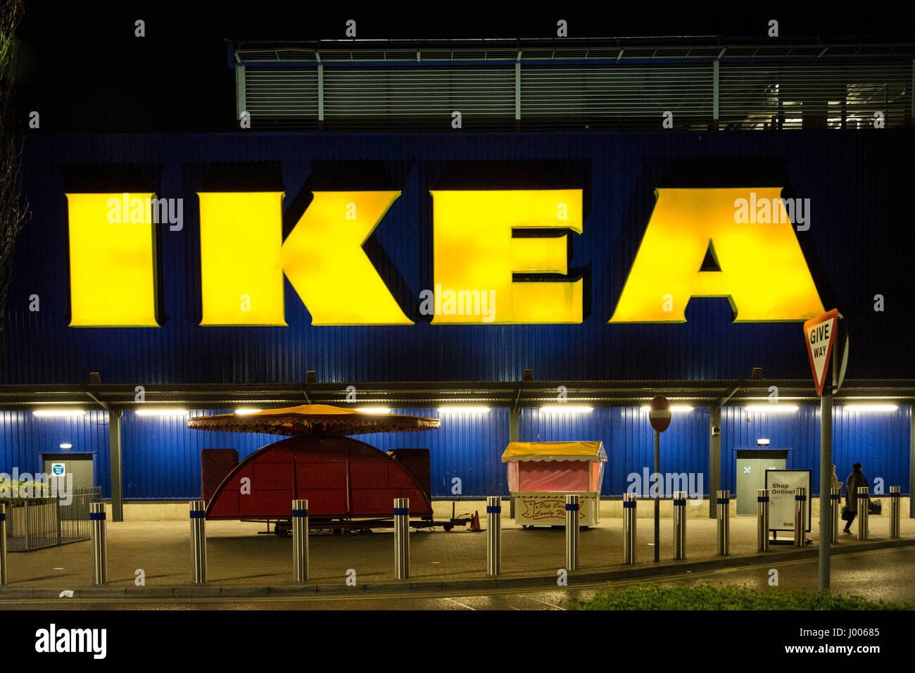Großes, gelbes, neonfarbenes Ikea-Geschäft vor dem Wembley-Supermarkt, London, Großbritannien Stockfoto