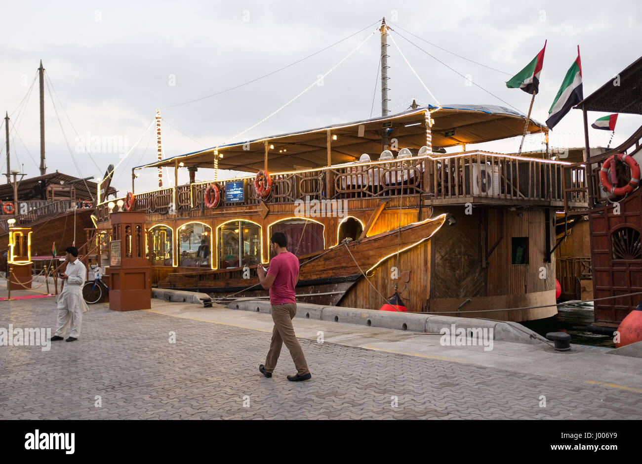 Schwimmendes Restaurant Dhau am Dubai Creek. Stockfoto