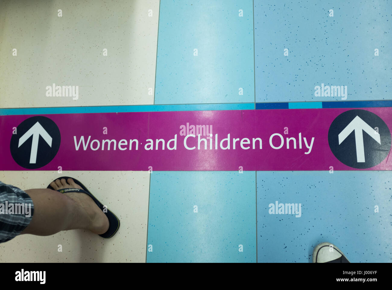 Beschilderung, Eingang zu den Frauen und Kindern Kabine, Dubai Metro Stockfoto