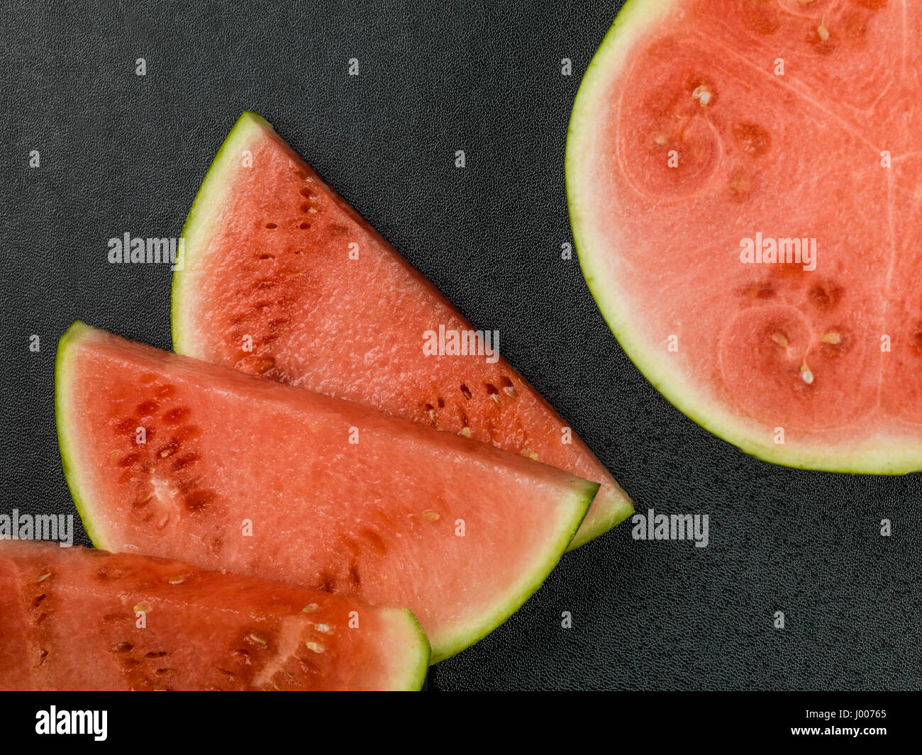 Frisch geschnitten Sie Baby Wassermelone vor schwarzem Hintergrund Stockfoto