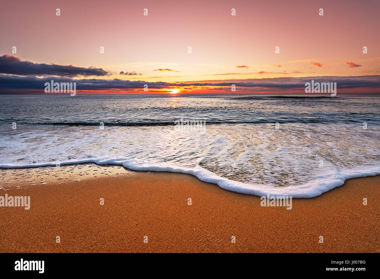 Morgens mit erstaunlichen Sonnenaufgang Himmel schießen. Stockfoto