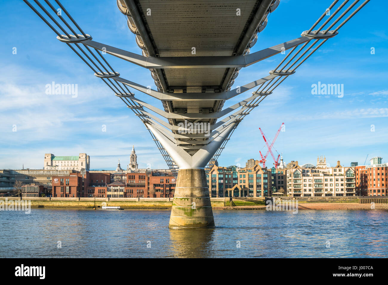 Zeigen Sie unter der Duing Ebbe Millennium Bridge in London, Großbritannien an Stockfoto