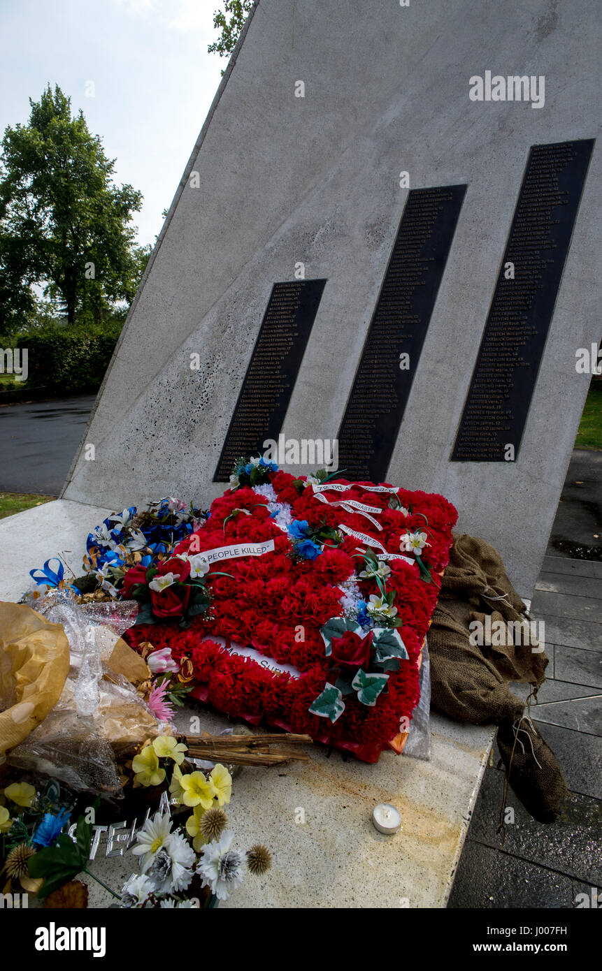 Teil fertigen Denkmal in Bethnal Green für die Zivilisten bei einem Unfall am Bahnhof am 3. März 1943 als 173 Zivilisten zu Tode gequetscht wurden getötet Stockfoto