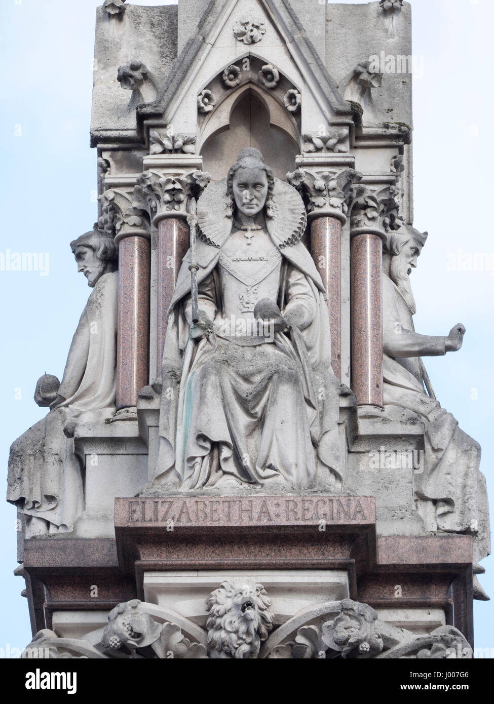 Statue von Königin Elizabeth i. von England auf das Denkmal für Schülerinnen und Schüler der Westminster School, die im Krimkrieg und indischen Meuterei gestorben Stockfoto