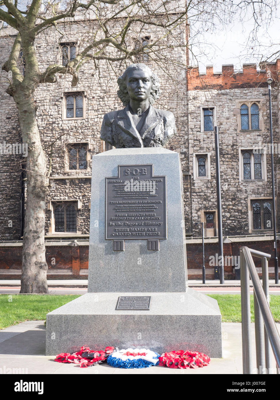 Statue von Violete Szabo ein Agent der Special Operations Executive (SOE), die auf ihre zweite Mission nach Frankreich im zweiten Weltkrieg besetzt wurde gefangen genommen und hingerichtet. Stockfoto