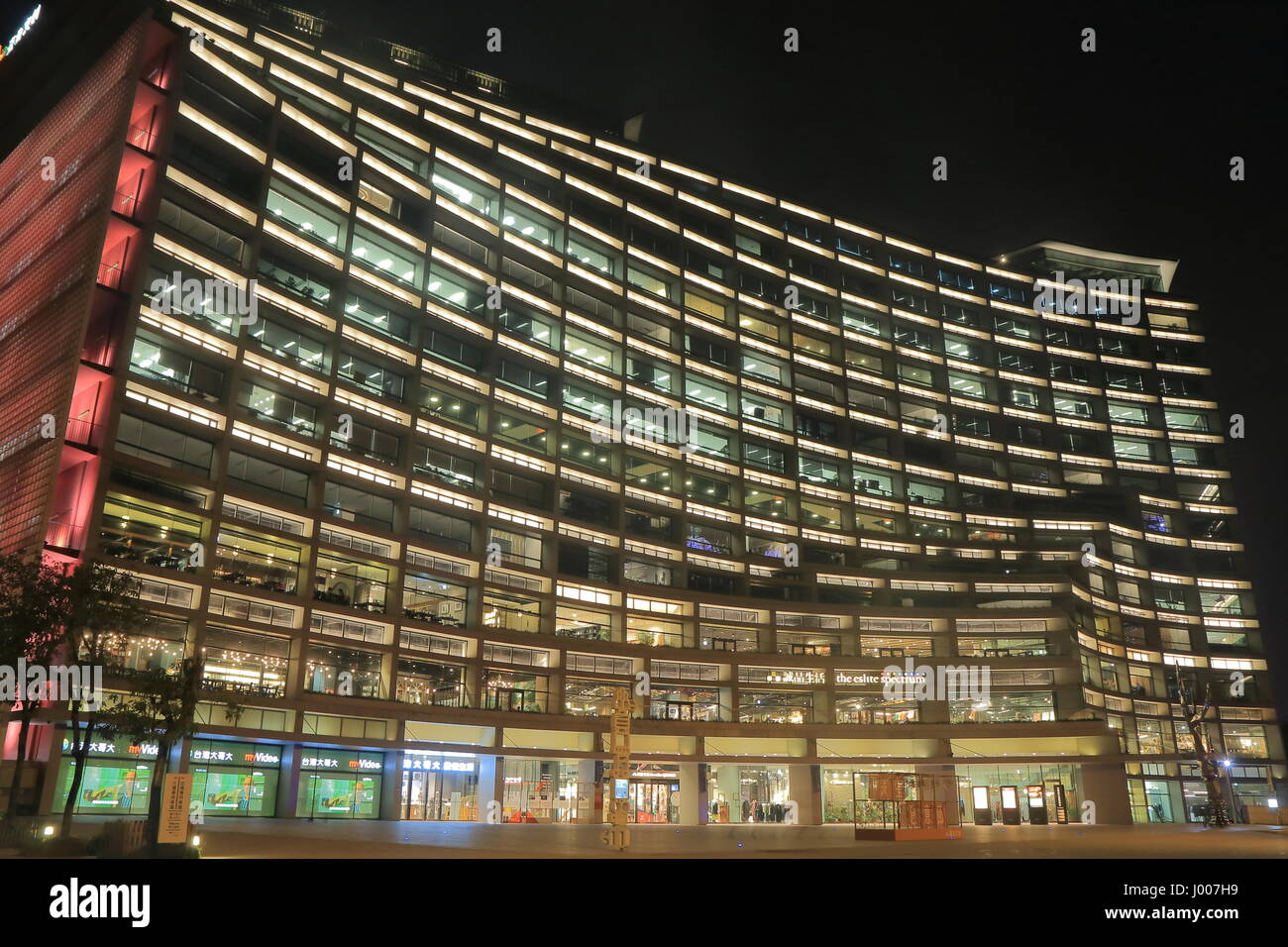 Eslite Buchladen in Taipeh. Eslite ist eines der größten Handelsketten Buchhandlung in Taiwan. Stockfoto