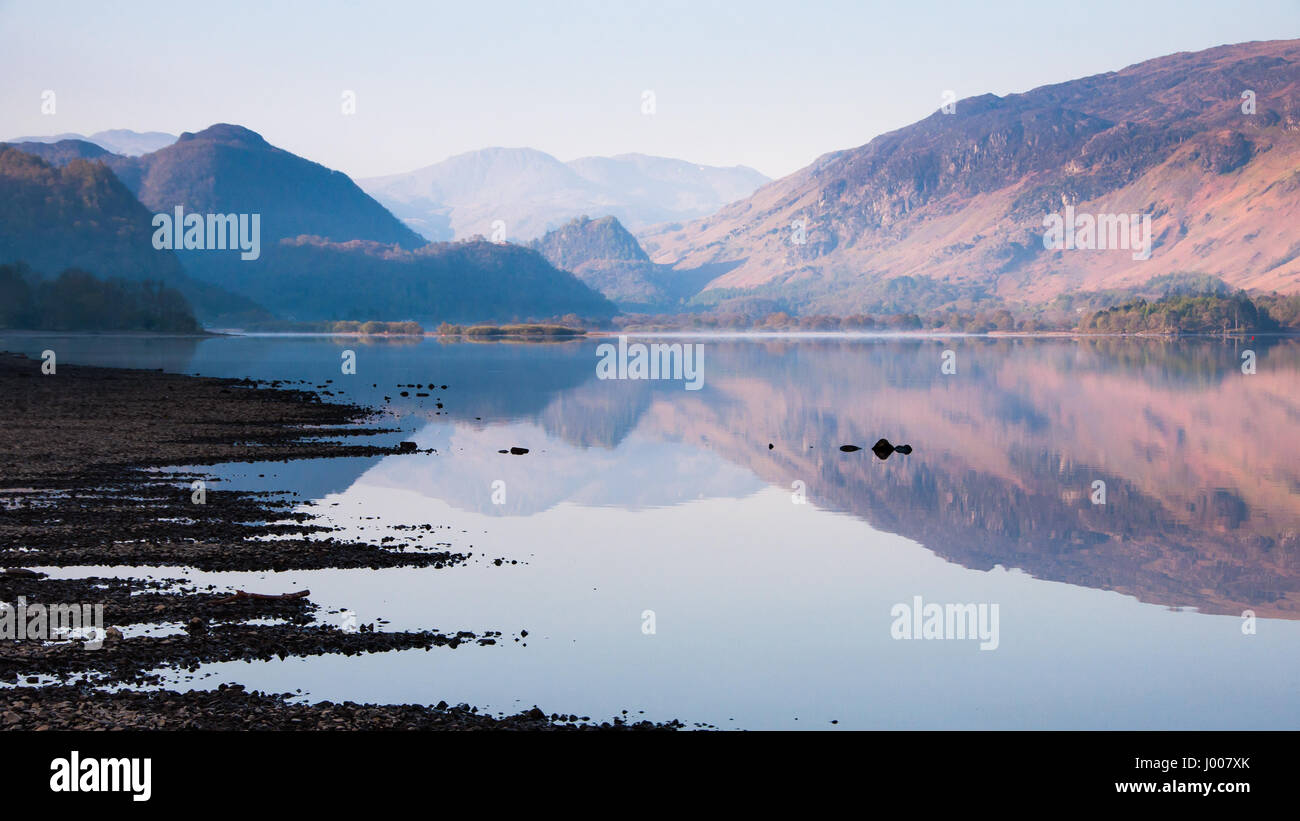 Die dramatische Cluster von steilen Hügeln und Bergen, die "Der weiße Hai von Borrowdale" an der Spitze des Derwent Water im englischen Lake District zu bilden. Stockfoto