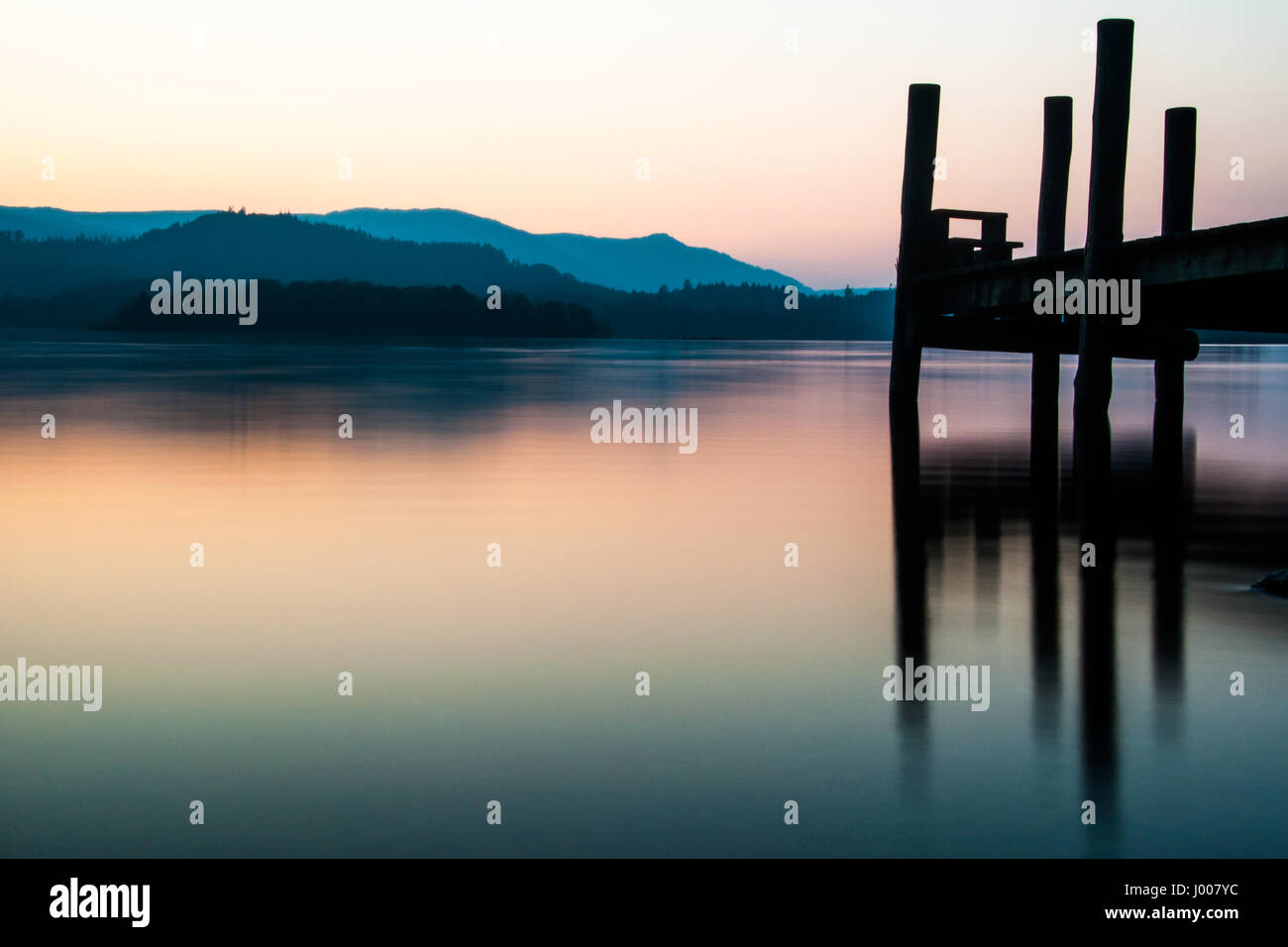 Ein pier Silhouette gegen den Sonnenuntergang im Derwent Water im englischen Lake District. Stockfoto