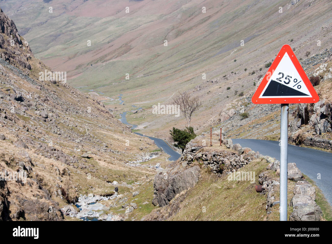 Ein Roadsign wirbt einen 25 % Steigung Steigung Abstieg auf den Honister Pass-Straße durch die Berge des englischen Lake District. Stockfoto