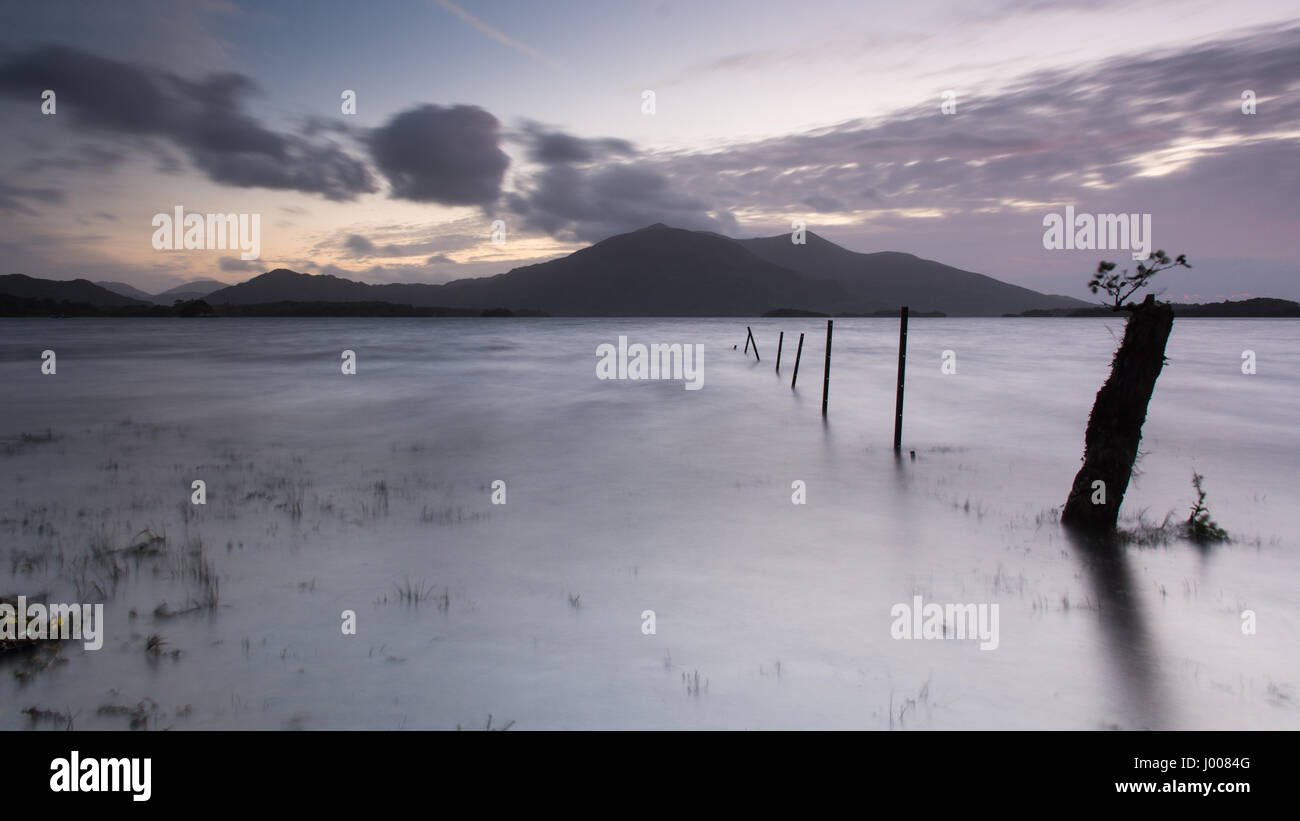 Sonnenuntergang hinter Purple Mountain und die Macgillycuddy stinkt, gesehen von den Ufern des Lough Leane im irischen Killarney National Park. Stockfoto
