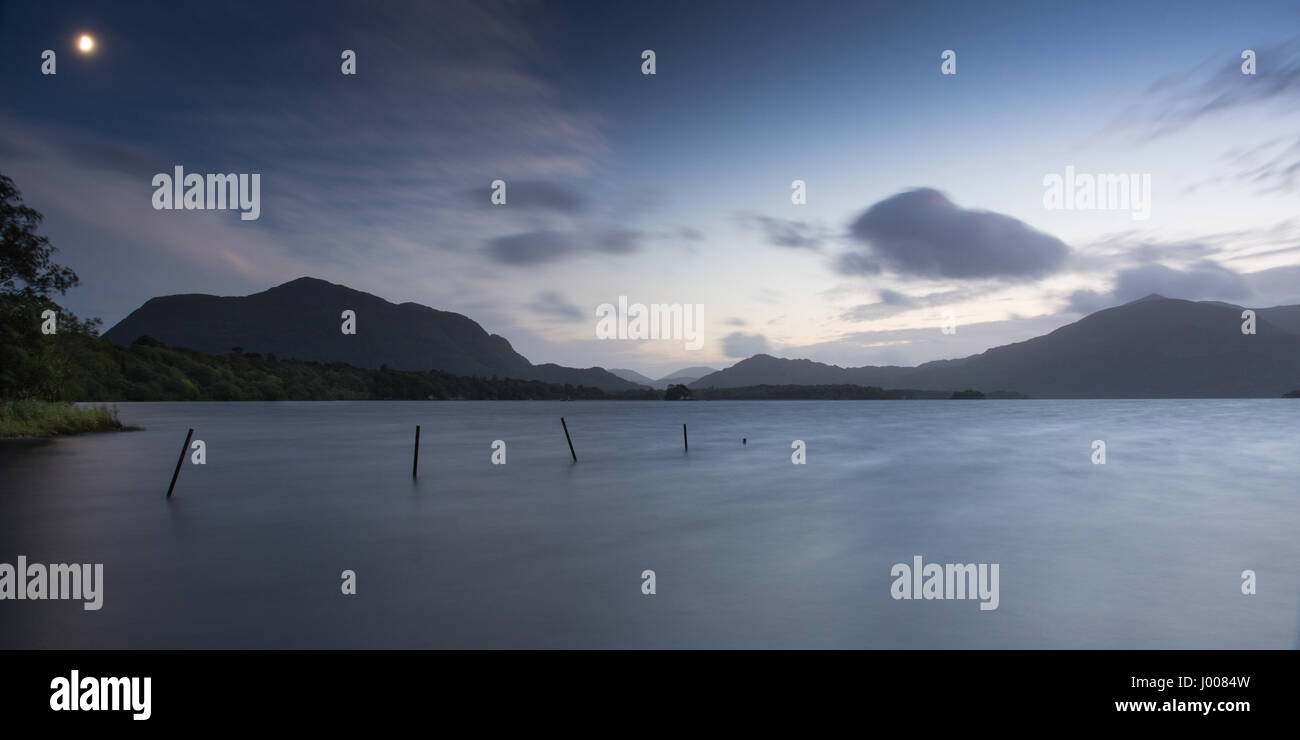 Der Mond aufgeht über Torc Berg und das Wasser des Lough Leane im irischen Killarney National Park. Stockfoto