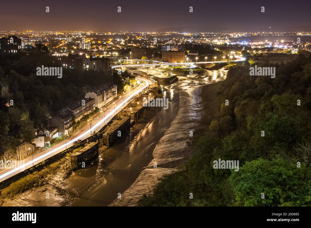 Spuren der Lichter auf dem Bristol portway Straße neben dem Schwimmenden Hafen brunel Schlösser. Stockfoto