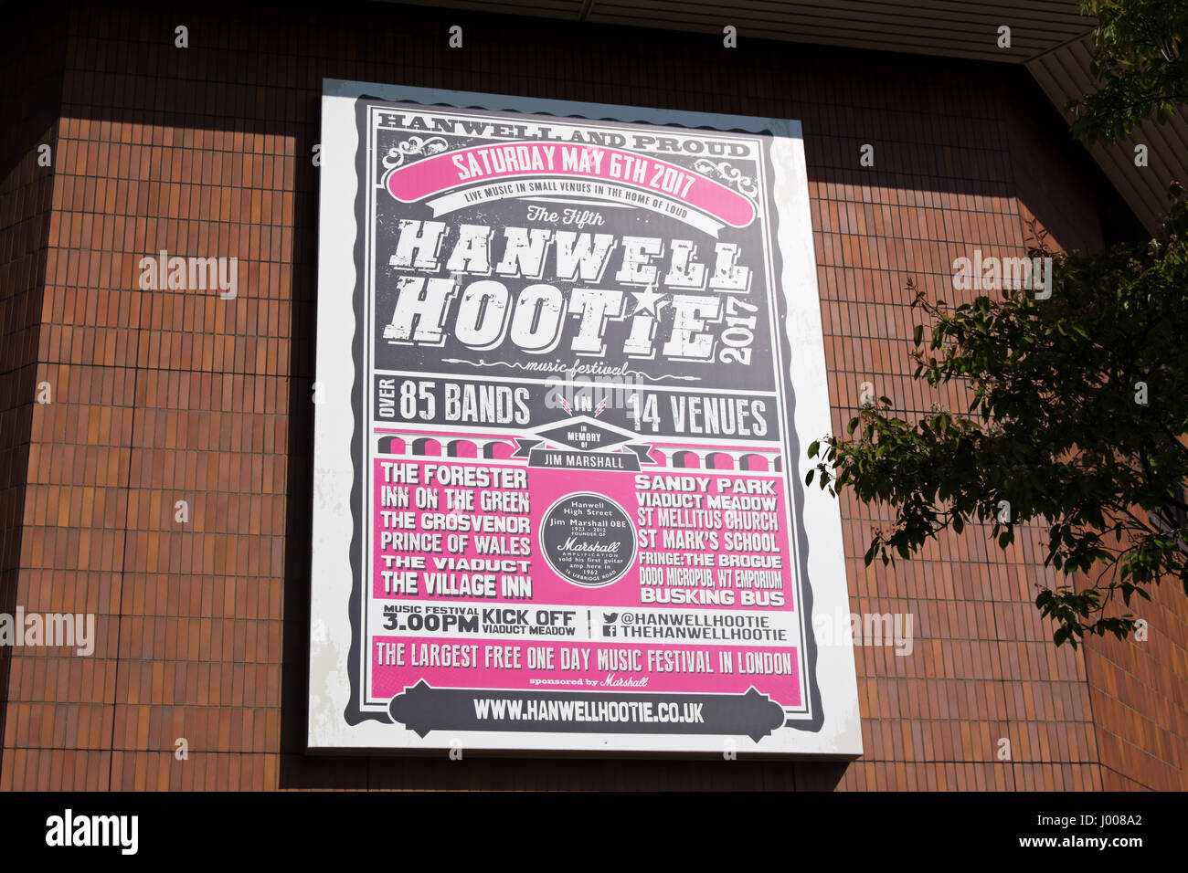 Plakatwerbung 2017 Hanwell Hootie Musikfestival an der Wand des Büros der Ealing Rat, Ealing, West London, england Stockfoto