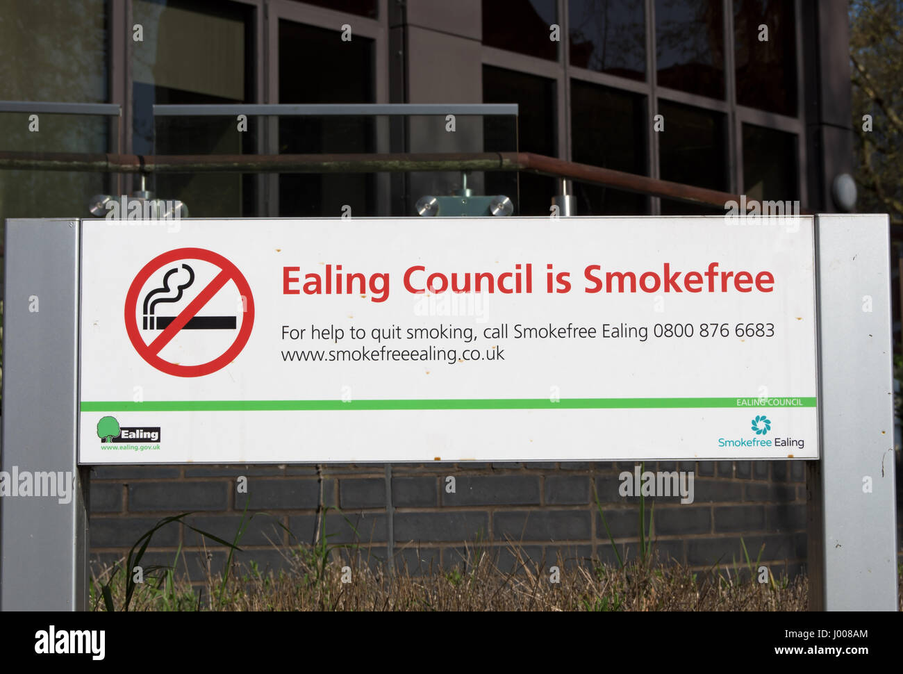 Ealing Rat ist rauchfrei, Anti-Raucher-Zeichen außerhalb des Büros von Ealing Rat, West London, england Stockfoto