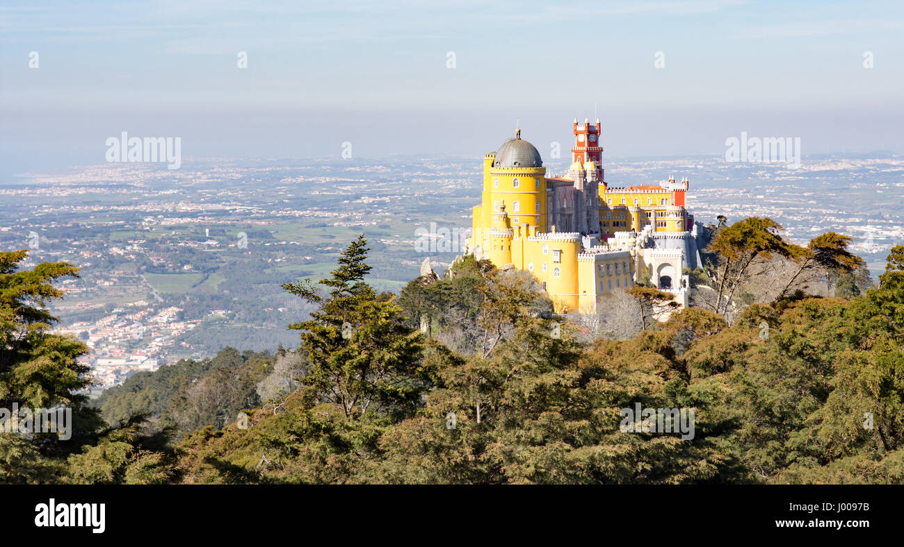 Das Klischee von der märchenhaften Palacio da Pena Palast aus dem hohen Kreuz auf der Bergspitze in Sintra, nahe bei Lissabon in Portugal. Stockfoto