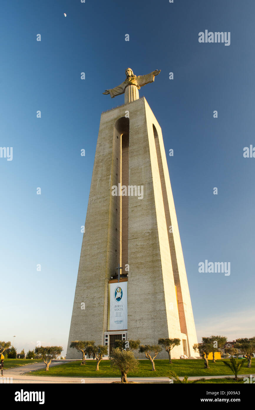 Lissabon, Portugal - 16. März 2016: Die nationalen Heiligtum Christkönig in Almada in der südlich von Lissabon. Stockfoto