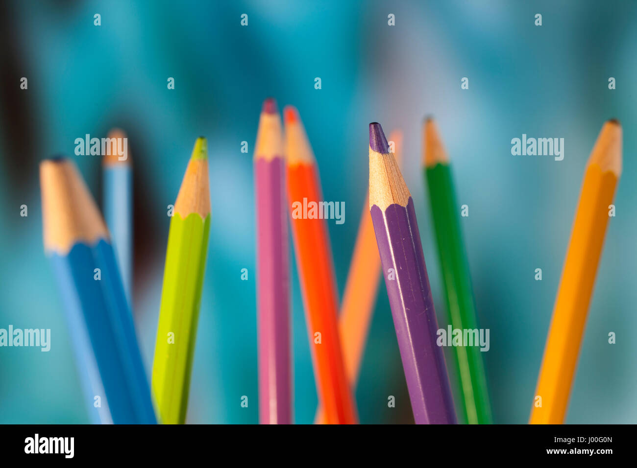 Anordnung der Buntstifte auf blauem Hintergrund Stockfoto