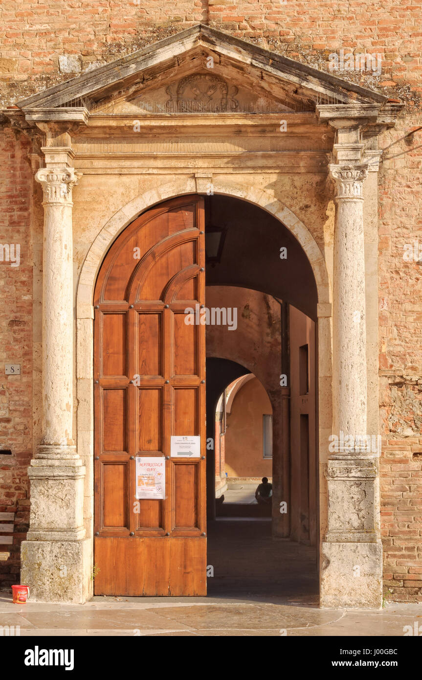 Eingang von der Universität von Siena auf der Piazza San Francesco - Siena, Italien Stockfoto