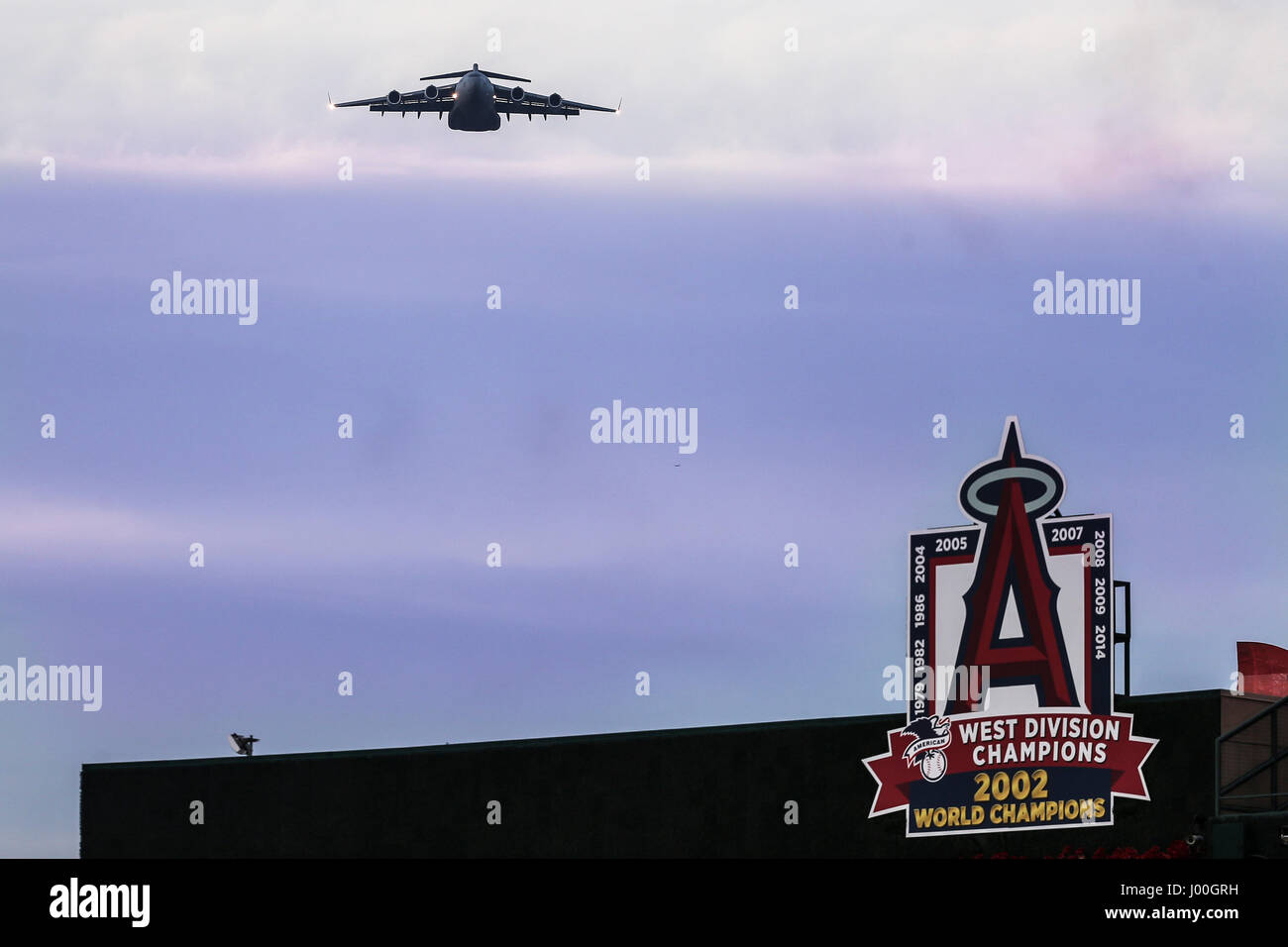 7. April 2017: Eine c-17 fliegt über Eröffnungstag im Anaheim Stadium vor dem Start des Spiels zwischen den Seattle Mariners und Los Angeles Angels of Anaheim, Angel Stadium in Anaheim, CA, Fotograf: Peter Joneleit Stockfoto
