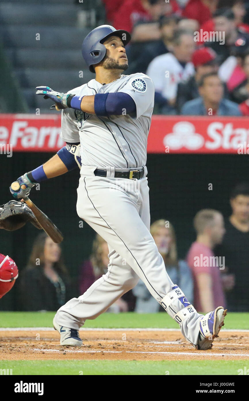 7. April 2017: Seattle Mariners zweiter Basisspieler Robinson Cano #22 Uhren seine tiefe Fliege zu zentrieren, sondern kommt hinter der Wand im Spiel zwischen den Seattle Mariners und Los Angeles Angels of Anaheim, Angel Stadium in Anaheim, CA, Fotograf: Peter Joneleit Stockfoto