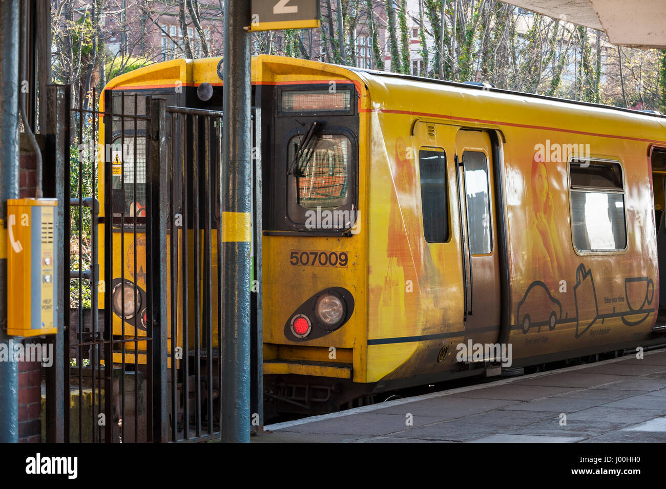 Merseyside, UK. 8. April 2017. Ein Bahnhof ist menschenleer, wie schützen Sie Mitglieder des RMT Union beginnt die industrielle Tätigkeit auf merseyrail Züge in Merseyside, Cheshire und Wirral, Unterbrechung der Reisepläne für Tausende von Besuchern zu den Grand National in Aintree, Liverpool. Abgebildet ist New Brighton Station © Paul Warburton Stockfoto