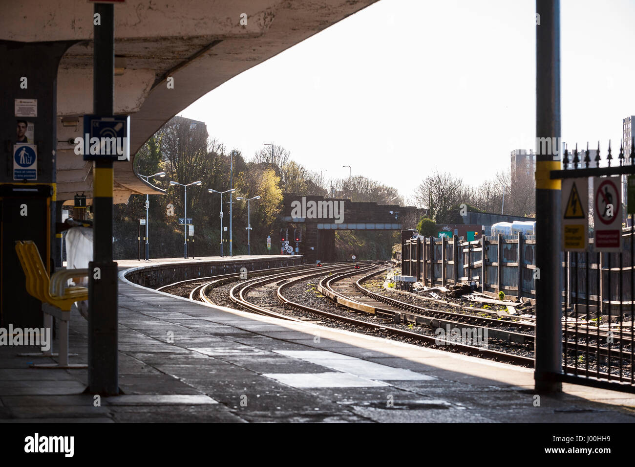 Merseyside, UK. 8. April 2017. Ein Bahnhof ist menschenleer, wie schützen Sie Mitglieder des RMT Union beginnt die industrielle Tätigkeit auf merseyrail Züge in Merseyside, Cheshire und Wirral, Unterbrechung der Reisepläne für Tausende von Besuchern zu den Grand National in Aintree, Liverpool. Abgebildet ist New Brighton Station © Paul Warburton Stockfoto