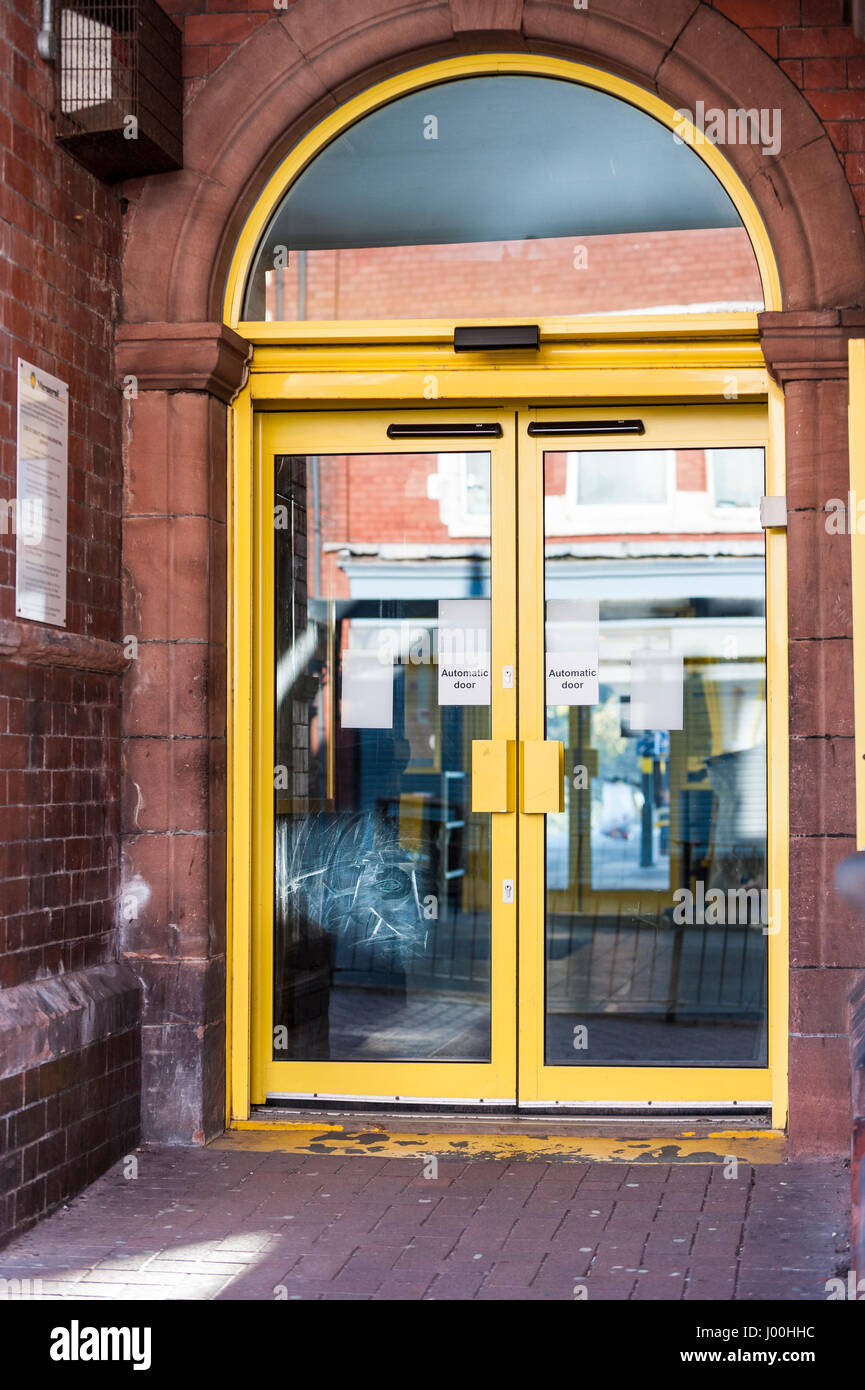 Merseyside, UK. 8. April 2017. Ein Bahnhof ist menschenleer, wie schützen Sie Mitglieder des RMT Union beginnt die industrielle Tätigkeit auf merseyrail Züge in Merseyside, Cheshire und Wirral, Unterbrechung der Reisepläne für Tausende von Besuchern zu den Grand National in Aintree, Liverpool. Abgebildet ist New Brighton Station © Paul Warburton Stockfoto